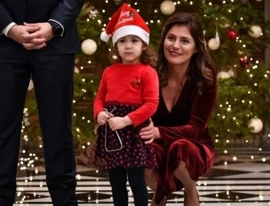 Κάλαντα στο Μαξίμου – Με βελούδινο φόρεμα η Μπέτυ Μπαζιάνα (φωτο - βίντεο)